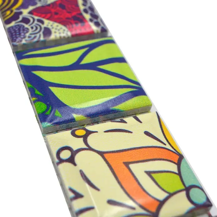 Fliesenbordüre YBO POP - 4,5 x 28,8 cm, Bunt, Glänzend - Nahaufnahme einer Reihe bunter dekorativer Fliesen mit verschiedenen Mustern, ideal für Mosaike oder kreative Projekte.