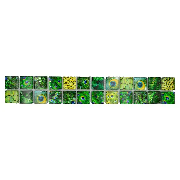 Fliesenbordüre Wildlife YBO WL84 - 29,8 x 4,8 cm, Grün, Glänzend - Mosaikfliesen mit Pfauenfederdesign. Die Fliesen sind grün und gelb mit blauen Akzenten und schaffen einen lebendigen Look.