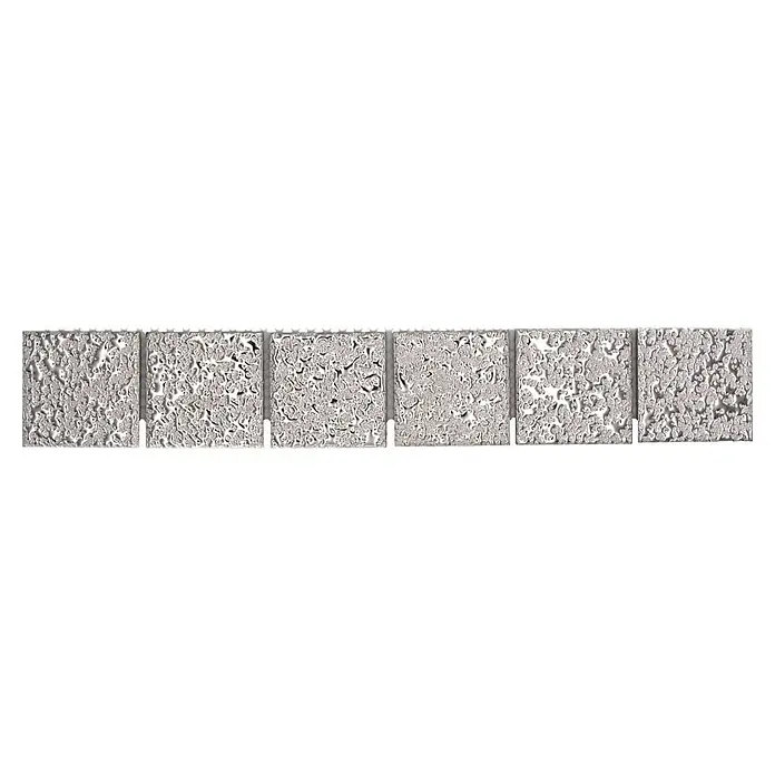 Fliesenbordüre Gehämmert YBO SB595 - 4,8 x 30,6 cm, Silber, Glänzend - Nahaufnahme von sieben quadratischen Fliesen mit einem einzigartigen, reliefartigen Oberflächendesign in Grautönen.