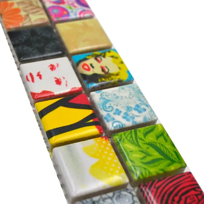 Fliesenbordüre YBO STAR - 4,8 x 30 cm, Bunt, Glänzend - Nahaufnahme von dekorativen, gemusterten Keramikfliesen in verschiedenen Designs, die sich ideal für Mosaikprojekte eignen.