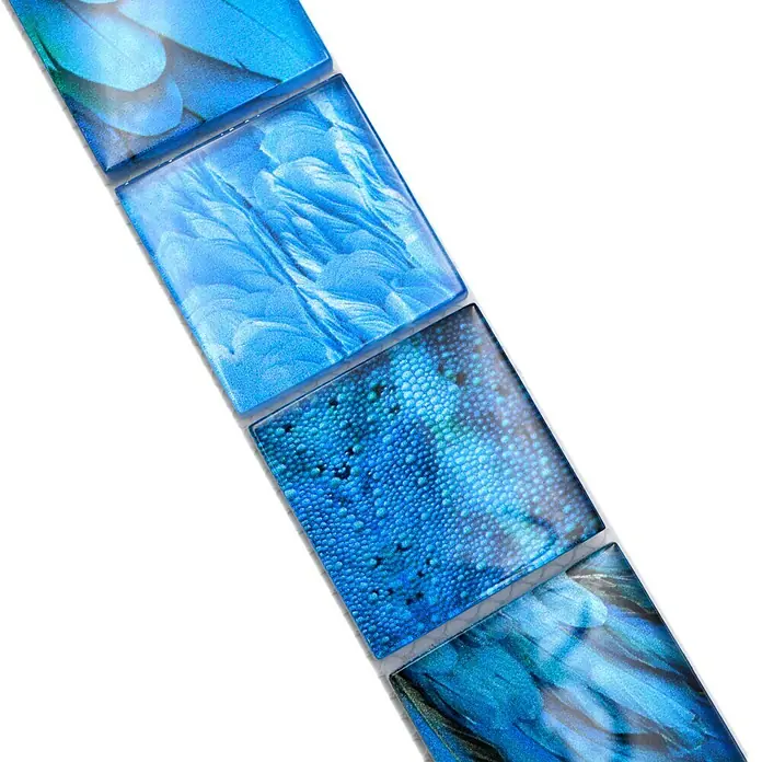Fliesenbordüre Wildlife YBO WL78 - 29,8 x 4,8 cm, Blau, Glänzend - Blaue Mosaikfliesen mit verschiedenen Mustern, die eine lebendige und künstlerische Note verleihen.