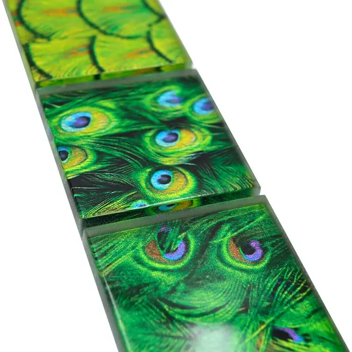 Fliesenbordüre Wildlife YBO WL88 - 29,8 x 4,8 cm, Grün, Glänzend - Detailansicht von grünen Mosaikfliesen mit Pfauenfedermuster, die ein auffälliges und farbenfrohes Design für jeden Raum bieten.
