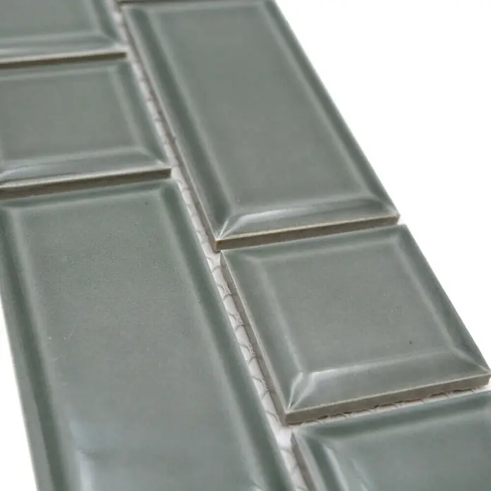 Fliesenbordüre Uni YBO M06PM - 4,5 x 29,4 cm, Petrol, Glänzend - Nahaufnahme von grauen Keramikfliesen mit glänzender Oberfläche, ideal für moderne Wandgestaltungen in Bad oder Küche.