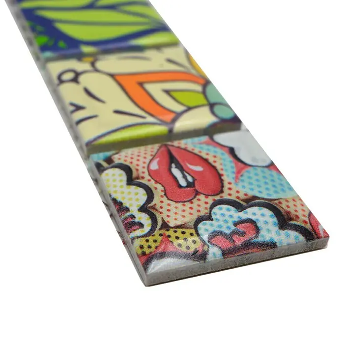 Fliesenbordüre YBO POP - 4,5 x 28,8 cm, Bunt, Glänzend - Detailaufnahme einer dekorativen Keramikfliese mit farbenfrohen Mustern für individuelle Wandgestaltung.