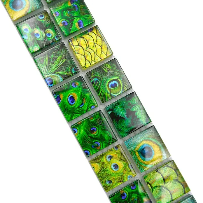 Fliesenbordüre Wildlife YBO WL84 - 29,8 x 4,8 cm, Grün, Glänzend - Nahaufnahme von schillernden Mosaikfliesen mit Pfauenfeder- und Fischschuppenmuster für einzigartige Wandgestaltungen.