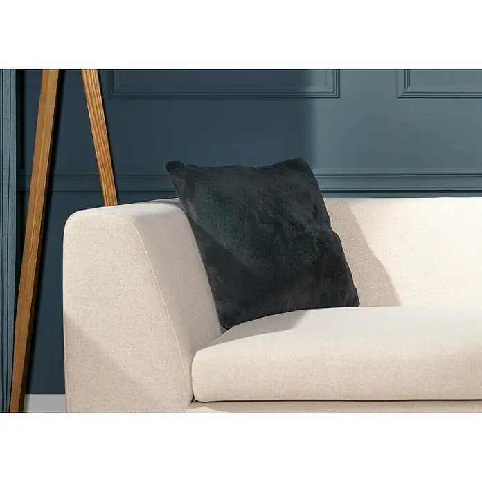 Kissen Happy - Graphit, 48 x 48 cm, 100 % Polyester - Nahaufnahme eines modernen Sofas mit einem weichen, dunkelgrauen Zierkissen, das für einen eleganten Farbtupfer sorgt.