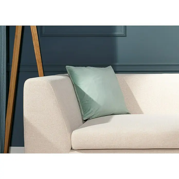 Kissen Finja - Jadeite, 45 x 45 cm, 100 % Polyester - Nahaufnahme eines hellen Sofas mit einem mintfarbenen Kissen, das eine entspannende und stilvolle Atmosphäre schafft.