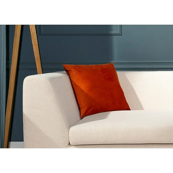 Kissen Finja - Potters Clay, 45 x 45 cm, 100 % Polyester - Nahaufnahme eines orangefarbenen Kissens auf einem cremefarbenen Sofa, das Komfort und Stil in einem modernen Wohnraum vereint.