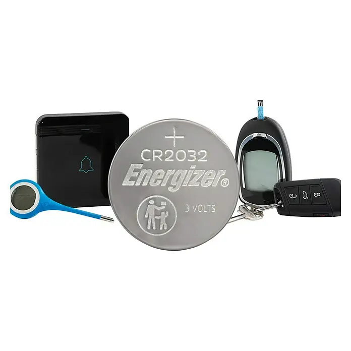 Energizer Knopfzelle - CR2032, 3 V, 6 Stk. - Produktfoto von einer CR2032-Batterie von Energizer, Thermometer, Smart-Home-Gerät, Blutzuckermessgerät und Autoschlüssel.