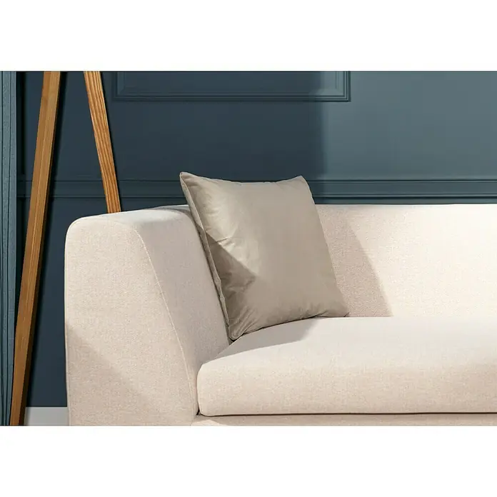 Kissen Finja - Pumice Stone, 45 x 45 cm, 100 % Polyester - Nahaufnahme eines beigen Sofas mit einem quadratischen Kissen, das Komfort und Stil in einem eleganten Wohnraumdesign vereint.