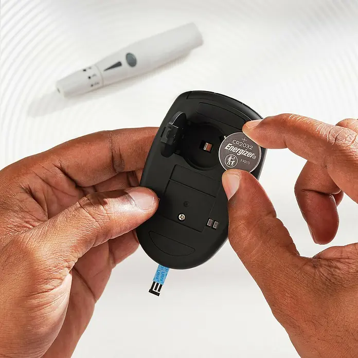 Energizer Knopfzelle - CR2032, 3 V, 6 Stk. - Ein Blutzuckermessgerät wird mit einer neuen Energizer CR2032 3V Batterie bestückt.