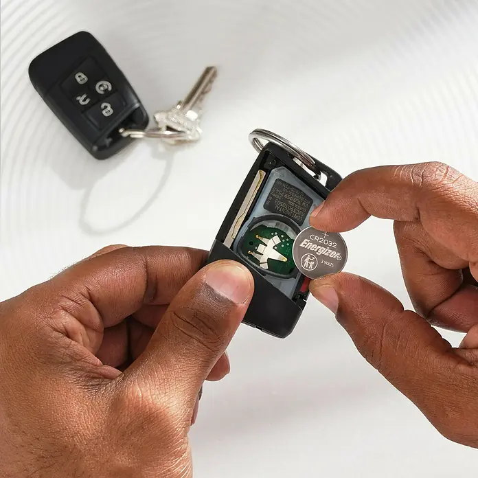 Energizer Knopfzelle - CR2032, 3 V, 6 Stk. - Nahaufnahme eines Autoschlüssels, der eine CR2032 Energizer 3-Volt-Batterie enthält, bereit für den Austausch.