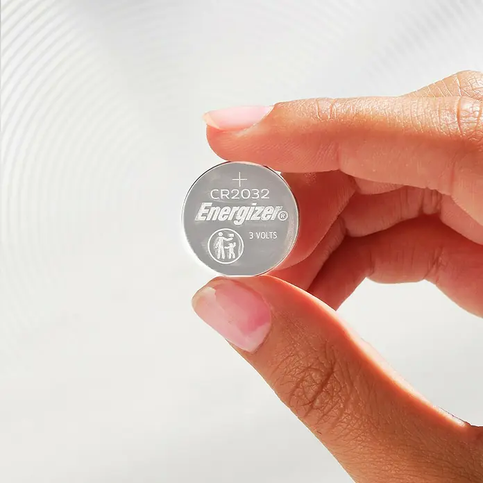 Energizer Knopfzelle - CR2032, 3 V, 6 Stk. - Nahaufnahme einer Hand, die eine Energizer CR2032 3-Volt-Knopfzelle hält.