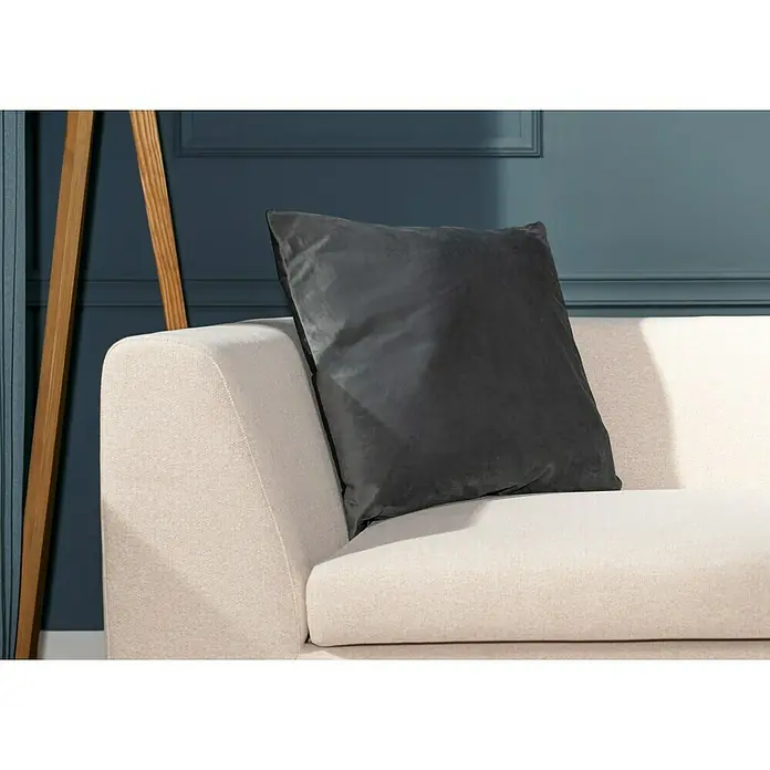 Kissen Finja - Charcoal Grey, 60 x 60 cm, 100 % Polyester - Nahaufnahme eines quadratischen, dunkelgrauen Kissens auf einem hellen Sofa, das Komfort und Stil in jedem Wohnraum vereint.