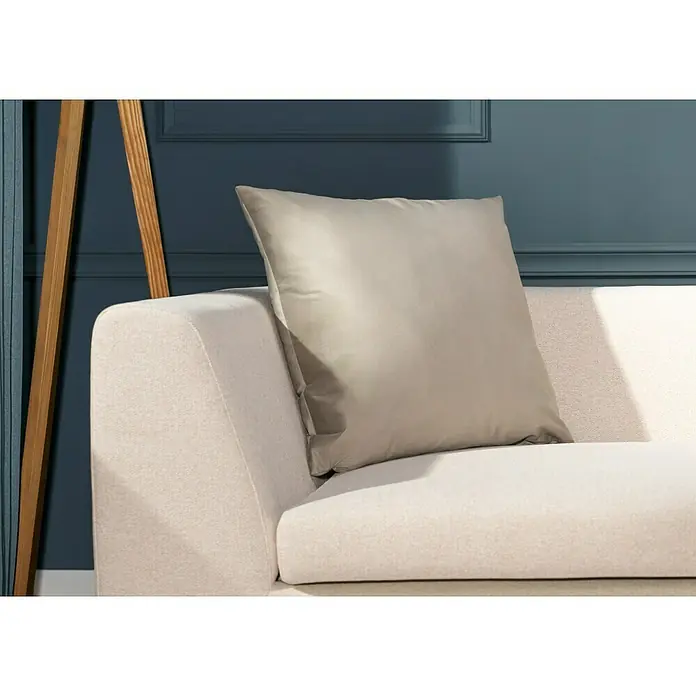 Kissen Finja - Pumice Stone, 60 x 60 cm, 100 % Polyester - Nahaufnahme eines beigen Sofas mit einem quadratischen Kissen. Das Kissen ist in einem ähnlichen Farbton wie das Sofa gehalten.