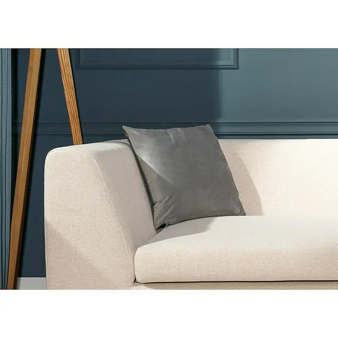 Kissen Finja - Micro Chip, 45 x 45 cm, 100 % Polyester - Nahaufnahme eines cremefarbenen Sofas mit einem grauen Kissen, das eine minimalistische und komfortable Atmosphäre vermittelt.