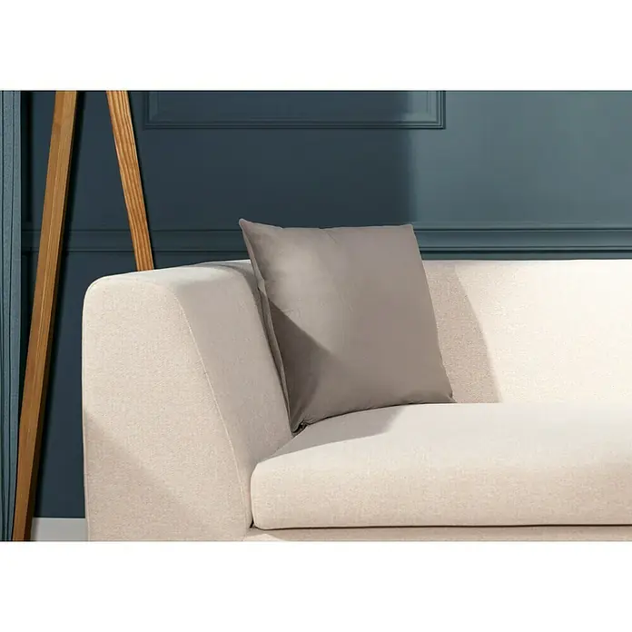 Kissen Finja - Driftwood, 45 x 45 cm, 100 % Polyester - Nahaufnahme eines beigen Sofas mit einem grauen Kissen, das eine gemütliche und stilvolle Atmosphäre schafft.