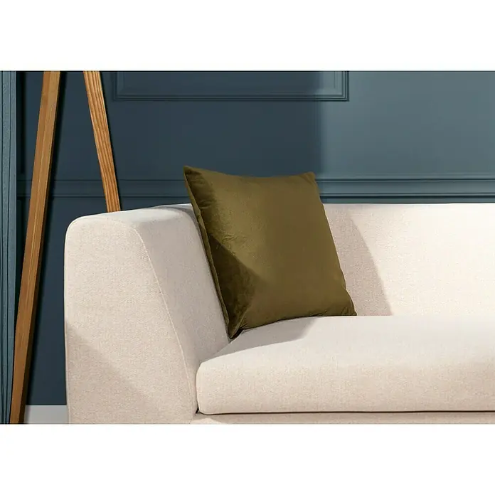 Kissen Finja - Military Olive, 45 x 45 cm, 100 % Polyester - Nahaufnahme eines olivgrünen Kissens auf einem weißen Sofa, das eine gemütliche und stilvolle Wohnatmosphäre suggeriert.