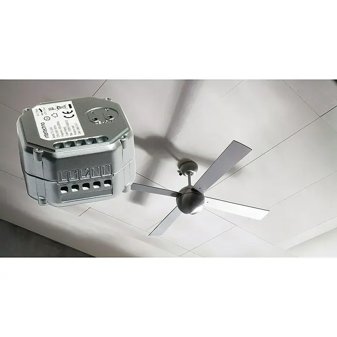 Intertechno Funk-Einbauschalter Funk-Doppeleinbauschalter - 1.000 W, Reichweite ca.: 30 m - Das Bild zeigt einen Intertechno ITL-2000 Dimmer mit einem Deckenventilator, beides in Silberoptik, auf einer weißen Decke montiert.