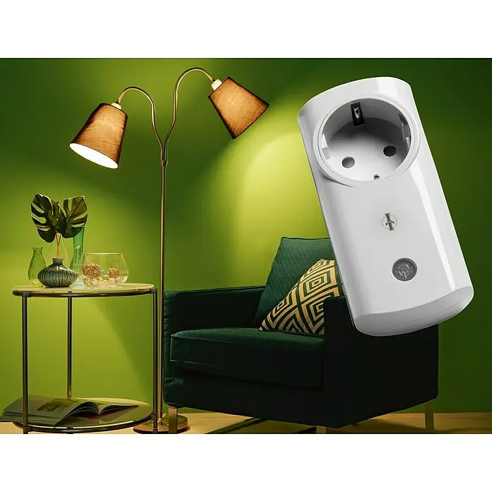 Intertechno Funksteckdose IT-K2300 - Weiß, Max. Anschlussleistung: 2.300 W - Nahaufnahme eines smarten Steckdosenadapters in Weiß mit Details und einer stilvollen Wohnzimmerkulisse.