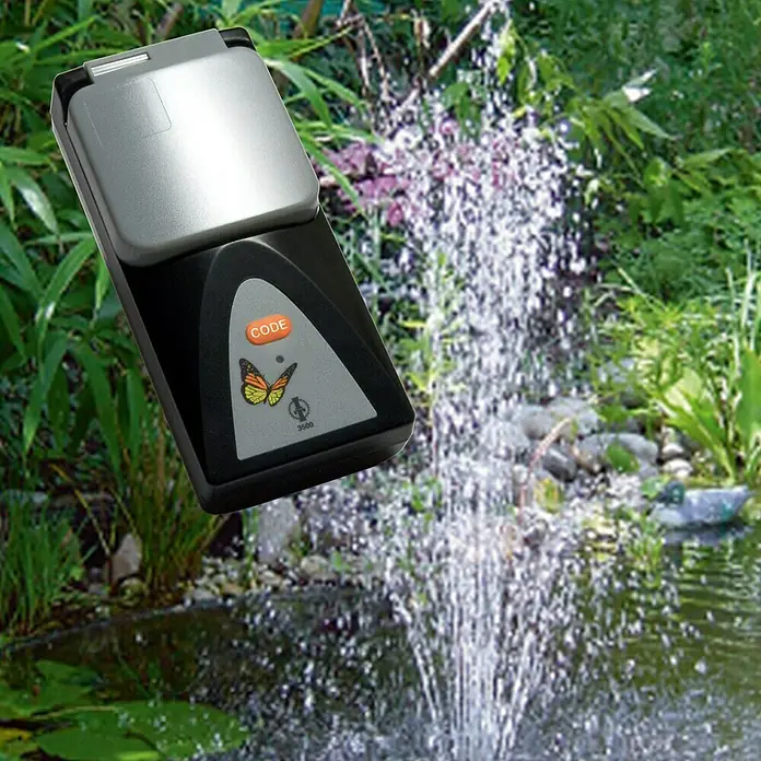 Intertechno Funksteckdose GRR-2300 Outdoor - Schwarz/Grau, Max. Anschlussleistung: 2.300 W - Ein Detailbild eines Zeitschaltuhr für den Außenbereich, ideal für Gartenteiche oder andere Außenbereiche, mit Butterfly-Dekor.