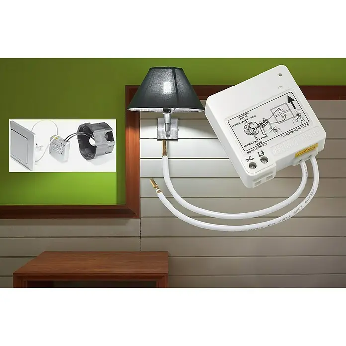 Intertechno Funk-Schaltermodul ITL-230 - 230 W, Reichweite ca.: 30 m - Nahaufnahme eines elektronischen Dimmers mit weißem Gehäuse und Kabeln, der an einer Wandleuchte angebracht ist.