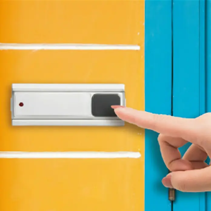 Intertechno Funk-Gongtaster LMLT-711 - Reichweite ca.: 30 m - Ein Finger drückt einen modernen Lichtschalter an einer gelben Wand, neben einer blauen Tür. Zeitgemäßes Design für jedes Zuhause.