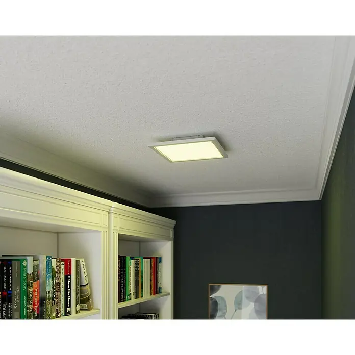 Tween Light LED-Panel RGB-RC-CCT-DIM - 15,5 W, L x B x H: 30 x 30 x 5,5 cm, Weiß, RGBW - Eine moderne LED-Deckenleuchte in einem stilvollen Raum mit Bücherregal, die für eine helle und effiziente Beleuchtung sorgt.