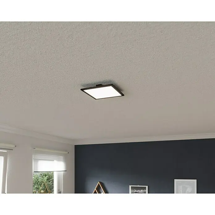 Tween Light LED-Panel Schwarz - 13 W, L x B x H: 29,5 x 29,5 x 5 cm, Schwarz, Neutralweiß - Nahaufnahme einer modernen, quadratischen Deckenleuchte mit schwarzem Rahmen, die an einer weißen Decke montiert ist.