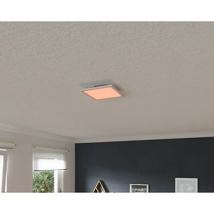 Tween Light LED-Panel RGB-RC-CCT-DIM - 15,5 W, L x B x H: 30 x 30 x 5,5 cm, Weiß, RGBW - Eine quadratische LED-Deckenleuchte in einem modernen Raum mit einem hellen, diffusen Licht, das von der Decke strahlt.