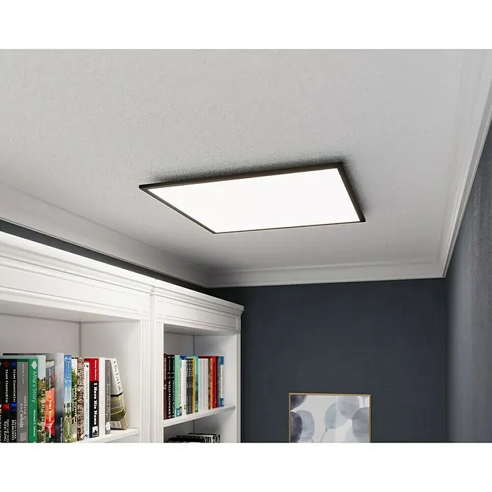 Tween Light LED-Panel Schwarz - 33 W, L x B x H: 59,5 x 59,5 x 5 cm, Schwarz, Neutralweiß - Eine quadratische LED-Deckenleuchte mit schwarzem Rahmen spendet helles Licht in einem modernen Raum mit Bücherregal.