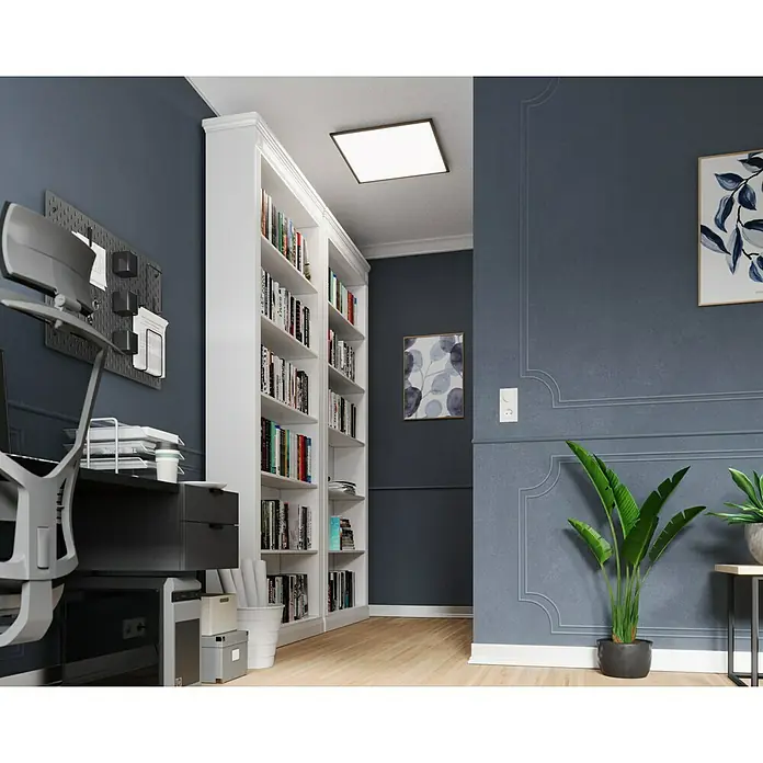 Tween Light LED-Panel Schwarz - 33 W, L x B x H: 59,5 x 59,5 x 5 cm, Schwarz, Neutralweiß - Ein Bücherregal in einem Büro mit einem Schreibtisch und einem Stuhl. Das Bücherregal ist mit Büchern gefüllt.