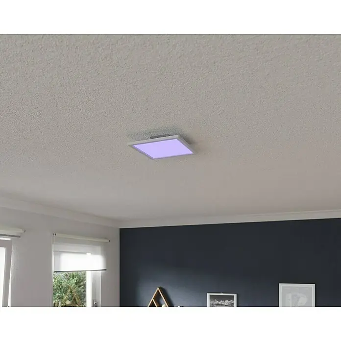 Tween Light LED-Panel RGB-RC-CCT-DIM - 15,5 W, L x B x H: 30 x 30 x 5,5 cm, Weiß, RGBW - Nahaufnahme einer quadratischen LED-Deckenleuchte, die ein sanftes, violettes Licht ausstrahlt und eine moderne und stimmungsvolle Beleuchtung bietet.