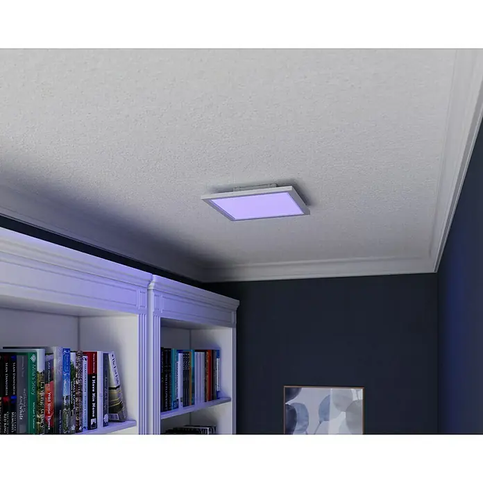Tween Light LED-Panel RGB-RC-CCT-DIM - 15,5 W, L x B x H: 30 x 30 x 5,5 cm, Weiß, RGBW - Eine violette Deckenleuchte in einem Zimmer mit Bücherregal und dunklen Wänden.
