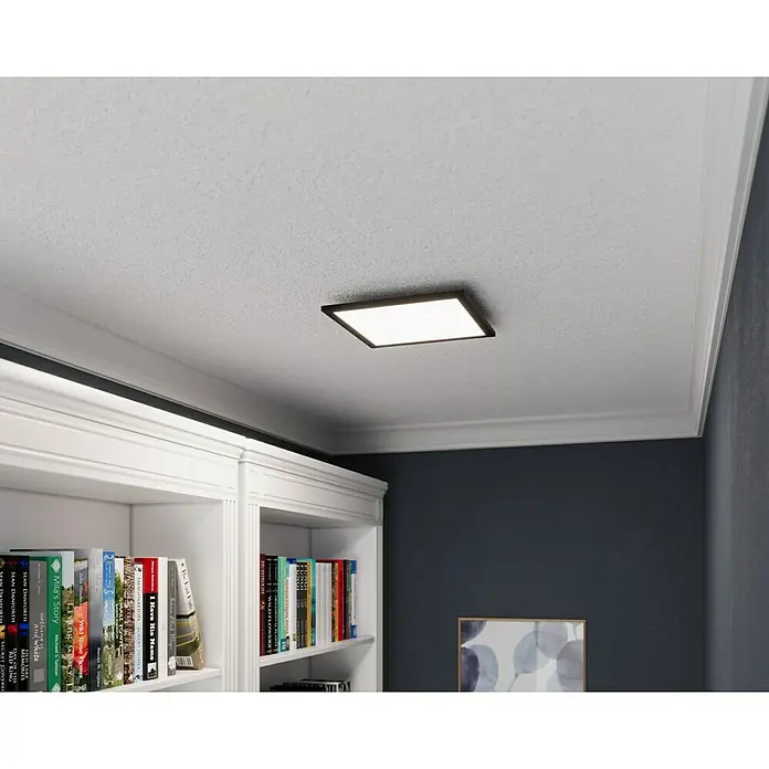 Tween Light LED-Panel Schwarz - 13 W, L x B x H: 29,5 x 29,5 x 5 cm, Schwarz, Neutralweiß - Eine quadratische Deckenleuchte mit schwarzem Rahmen ist an einer weißen Decke montiert, die eine helle und moderne Beleuchtung bietet.