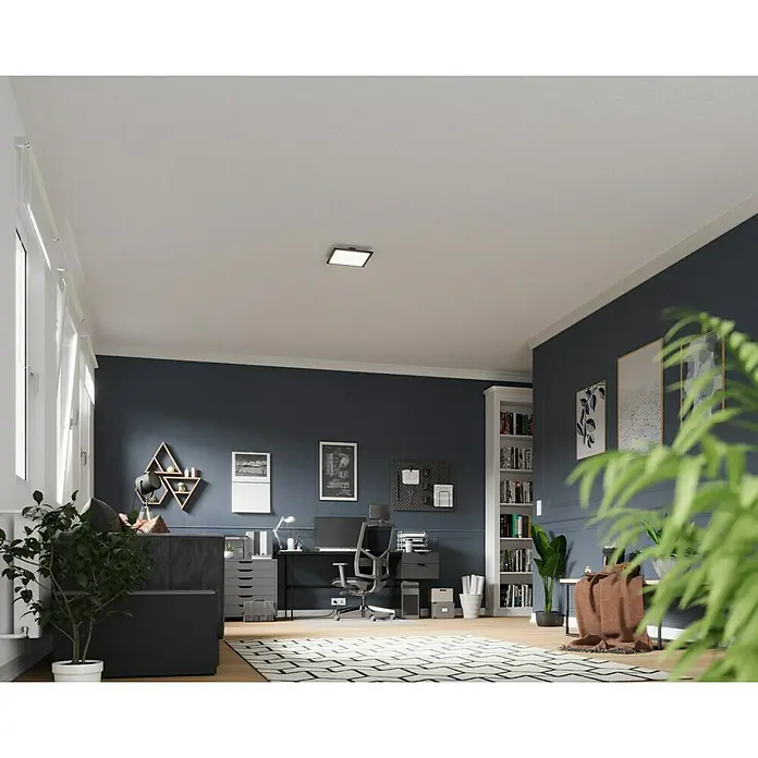 Tween Light LED-Panel Schwarz - 13 W, L x B x H: 29,5 x 29,5 x 5 cm, Schwarz, Neutralweiß - Ein modernes Heimbüro mit einem Schreibtisch, Stuhl, Bücherregal und Dekorationen, das eine ruhige und produktive Arbeitsumgebung bietet.