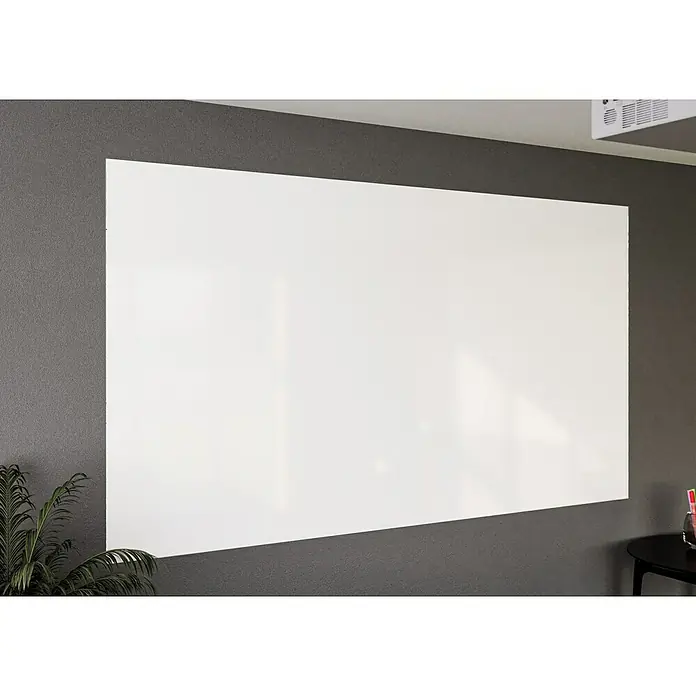 swingcolor Whiteboard-Farbe - Weiß, 1 l, Glänzend - Eine große, rechteckige, glänzende, weiße Whiteboard-Oberfläche, die an einer strukturierten grauen Wand in einem modernen Büroraum montiert ist.