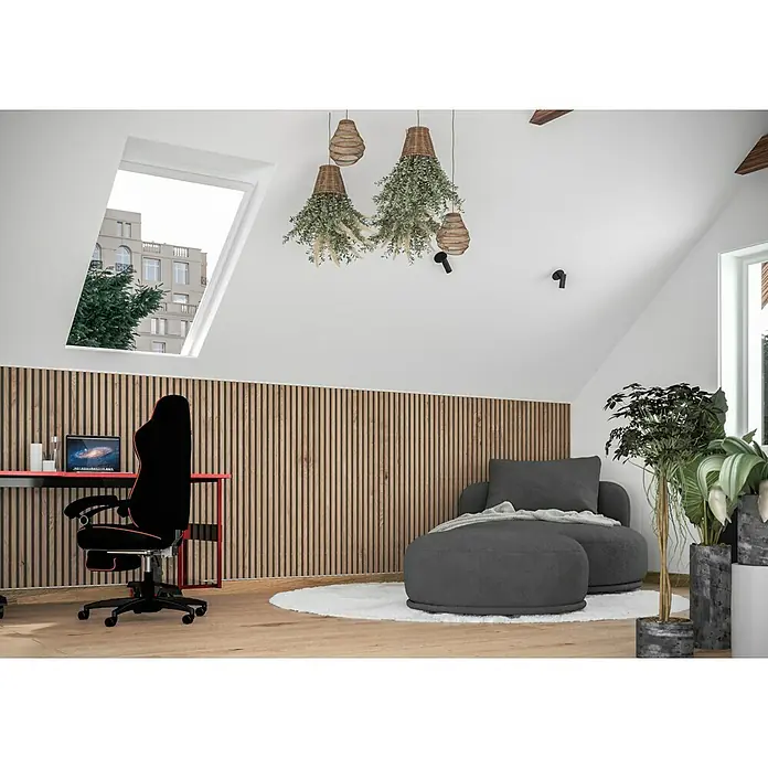 swingcolor Wandfarbe Arktisweiß - Schneeweiß, Matt, 25 l, Konservierungsmittelfrei - Ein stilvolles Interieur mit einer Akustikpaneelwand, einem bequemen Sessel und einem Schreibtisch mit einem Gaming-Stuhl, der ein modernes und gemütliches Ambiente schafft.