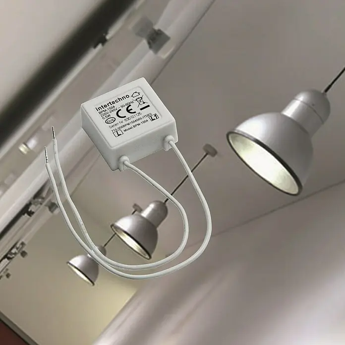 Intertechno Bypass-Modul LED-Freund BPM-1504 - Geeignet für: LED-Beleuchtung, 0,05 W - Nahaufnahme einer Intertechno BPM-1504 Steuerungseinheit für Leuchten mit Kabeln, ideal für intelligente Beleuchtungssysteme.