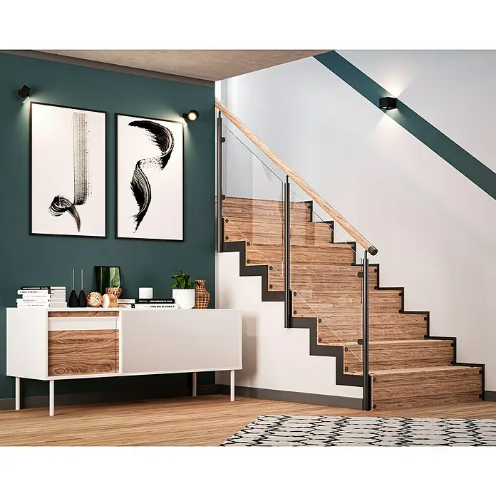 swingcolor Latexfarbe - Schneeweiß, Seidenglänzend, 1 l, Konservierungsmittelfrei - Moderne Inneneinrichtung mit stilvoller Kommode, Kunstwerken und einer eleganten Treppe mit Glasgeländer.