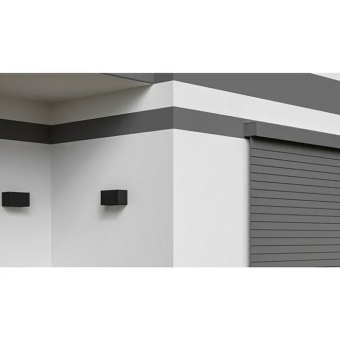 swingcolor Mix Silikat-Fassadenfarbe zum Mischen lassen - Basismischfarbe 4, 10 l - Moderne Wandgestaltung mit grauen Fensterjalousien und quadratischen Wandleuchten vor einer weiß gestrichenen Wand mit grauen Akzentstreifen.