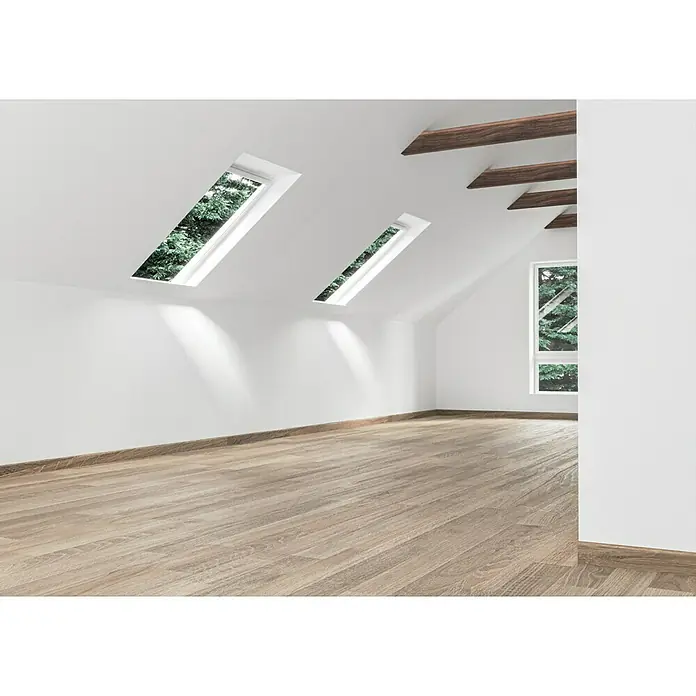 swingcolor Wandfarbe Trockenbaufarbe - Weiß, 10 l, Matt - Helles Dachgeschosszimmer mit Holzfußboden und Dachfenstern, das natürliches Licht hereinlässt und eine warme Atmosphäre schafft.
