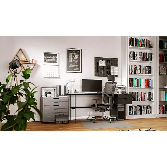 swingcolor effects Flüssige Raufaser Wohnraumfarbe mit Raufaser-Effekt - Weiß, 10 l, Matt - Ein moderner Arbeitsplatz mit einem ergonomischen Bürostuhl, einem Schreibtisch mit PC und Stauraum, sowie einem Bücherregal im Hintergrund.