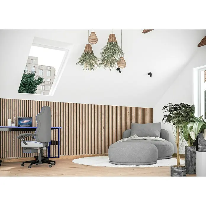 swingcolor Wandfarbe Wand- & Deckenfarbe - Weiß, Matt, 10 l, Konservierungsmittelfrei - Ein helles Arbeitszimmer mit einem modernen Gaming-Stuhl, einem Schreibtisch und einem gemütlichen Sesselbereich, ideal zum Entspannen und Spielen.