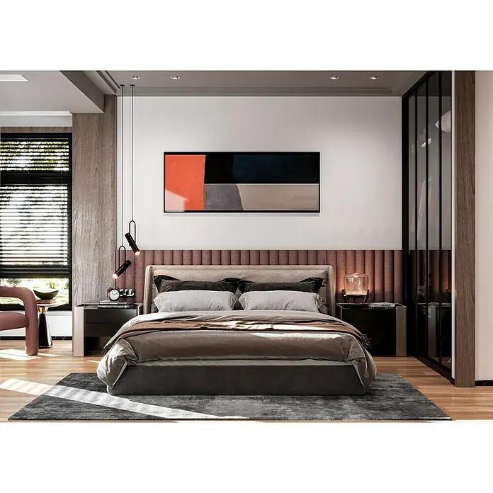 swingcolor Latexfarbe - Schneeweiß, Matt, 10 l, Konservierungsmittelfrei - Ein Schlafzimmer mit einem Kingsize-Bett mit grauer Bettwäsche, Nachttischen und einem farbenfrohen Kunstwerk über dem Bett.