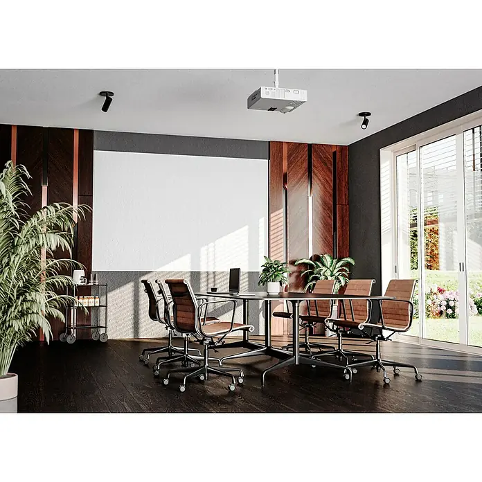 swingcolor Wandfarbe Beamerfarbe - Weiß, 1 l, Matt - Ein Konferenzraum mit einem hellen Projektor an der Decke, der sich ideal für Präsentationen und Meetings eignet.