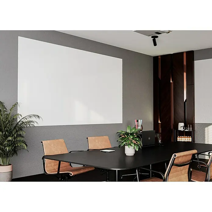 swingcolor Whiteboard-Farbe - Weiß, 1 l, Glänzend - Ein moderner Konferenzraum mit einem großen, leeren Whiteboard, einem schwarzen Tisch und stilvollen Stühlen. Ideal für Präsentationen.