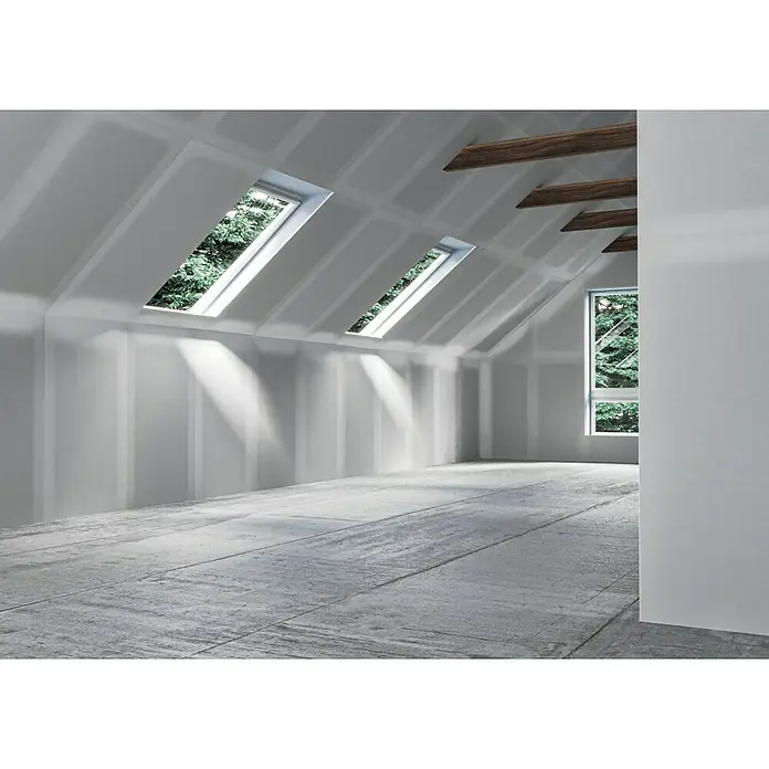 swingcolor Wandfarbe Trockenbaufarbe - Weiß, 10 l, Matt - Rohbau eines Dachgeschosses mit sichtbaren Dachbalken und mehreren Fenstern, die viel Tageslicht hereinlassen und eine helle Atmosphäre schaffen.