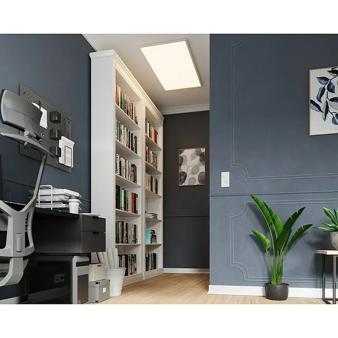 Tween Light LED-Panel RC-CCT-DIM - 43 W, L x B x H: 120 x 60 x 5 cm, Weiß, Mehrfarbig - Das Foto zeigt einen modernen Arbeitsbereich mit einem großen Bücherregal. Die Lichtdecke sorgt für eine angenehme Atmosphäre.
