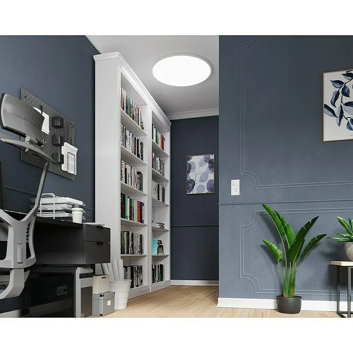 Tween Light LED-Panel rund RC-CCT-DIM - 41 W, Ø x H: 80 x 5 cm, Weiß, Mehrfarbig - Ein helles, rundes Deckenlicht erhellt ein modernes Arbeitszimmer mit Bücherregal und dunklen Akzentwänden.